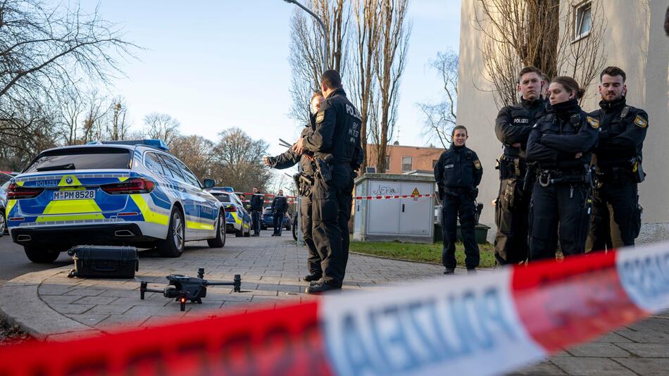 Schwerverletzte Person auf offener Straße gefunden