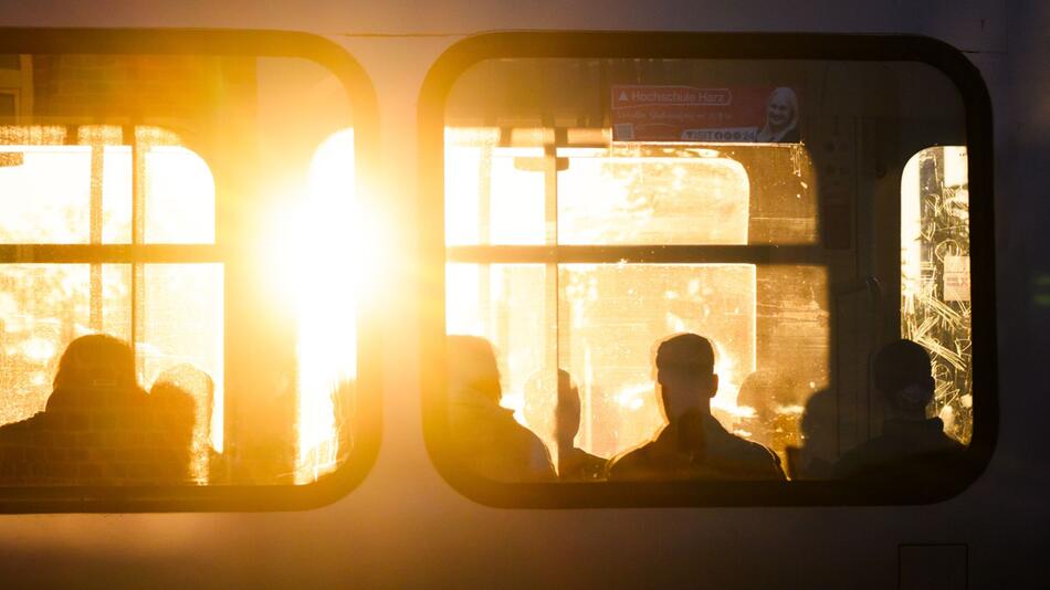 Fahrgäste in einer Stadtbahn