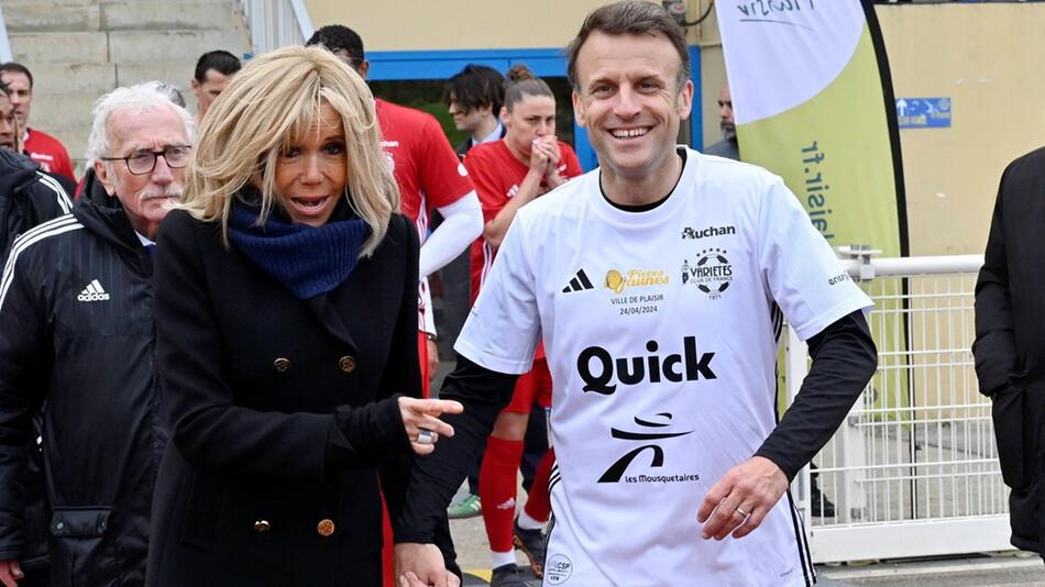 Emmanuel Macron mit seiner Frau Brigitte Macron am Fußballplatz.