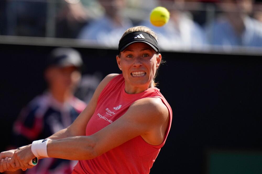 Angelique Kerber schlägt gegen Iga Swiatek eine Rückhand