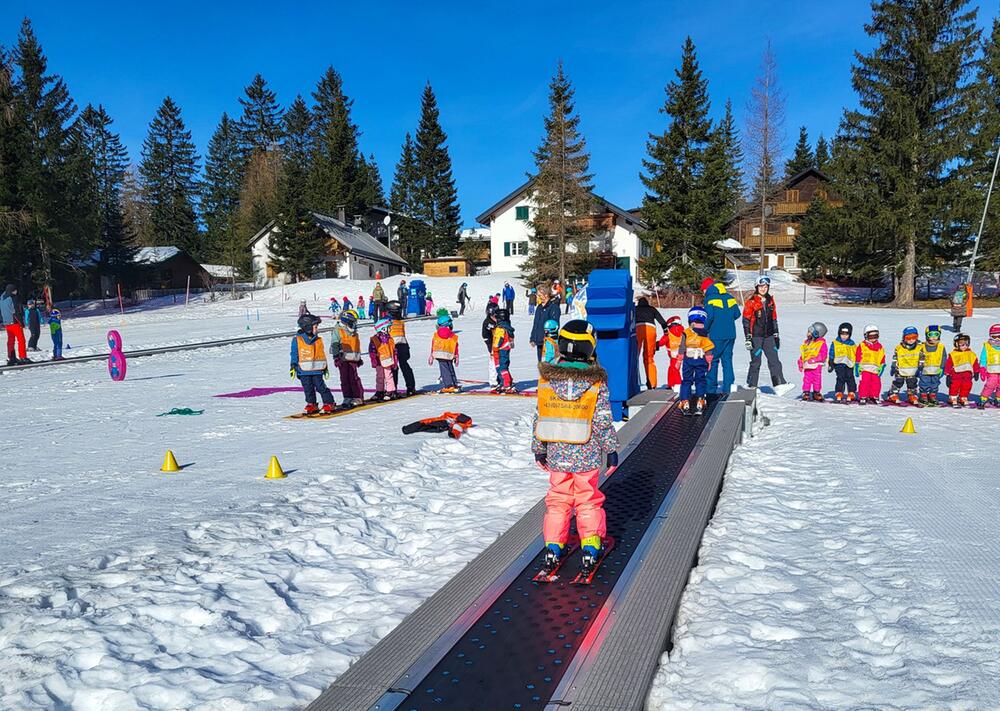 Ein Kind auf einem Ski-Kinderlift