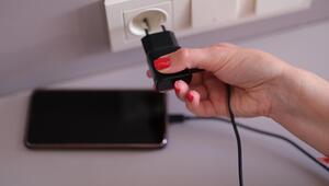 Smartphone mit Ladekabel