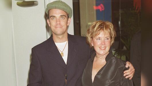 Robbie Williams neben seiner Mutter Janet im Jahr 2001.