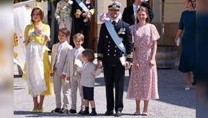 Prinzessin Sofia (l.) präsentiert Töchterchen Ines stolz an der Seite ihrer Söhne, ihres Mannes ...