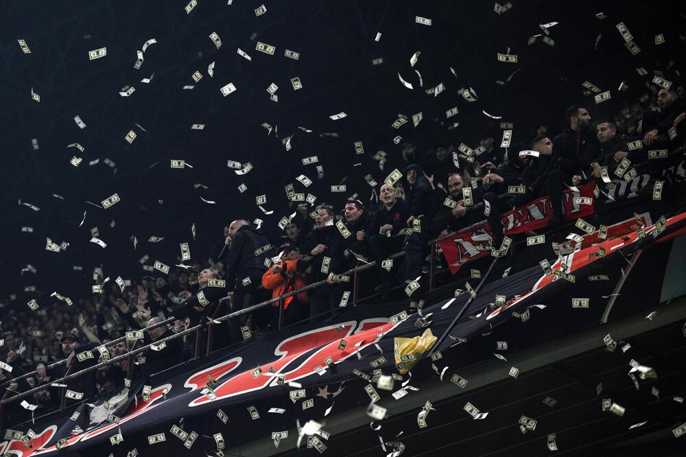 Fans der AC Milan werfen zahlreiche Geldscheine auf den Fußballplatz.