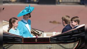 Prinzessin Kate sitzt neben Tochter Charlotte, gegenüber die Jungs Prinz George und Prinz Louis.