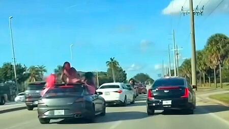 Frau fliegt bei Unfall aus Schiebedach