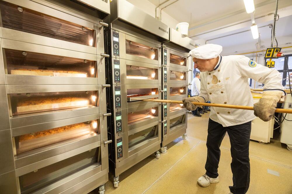 Backen der Stollenplatten für den Dresdner Riesenstollen