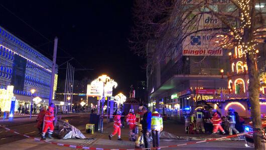 Auto fährt in Menschenmenge auf Magdeburger Weihnachtsmarkt