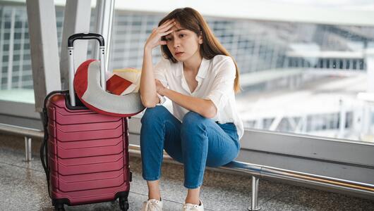 Besorgte Frau am Flughafen