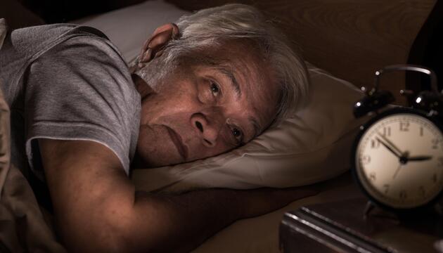 Mann Bett Blick Wecker