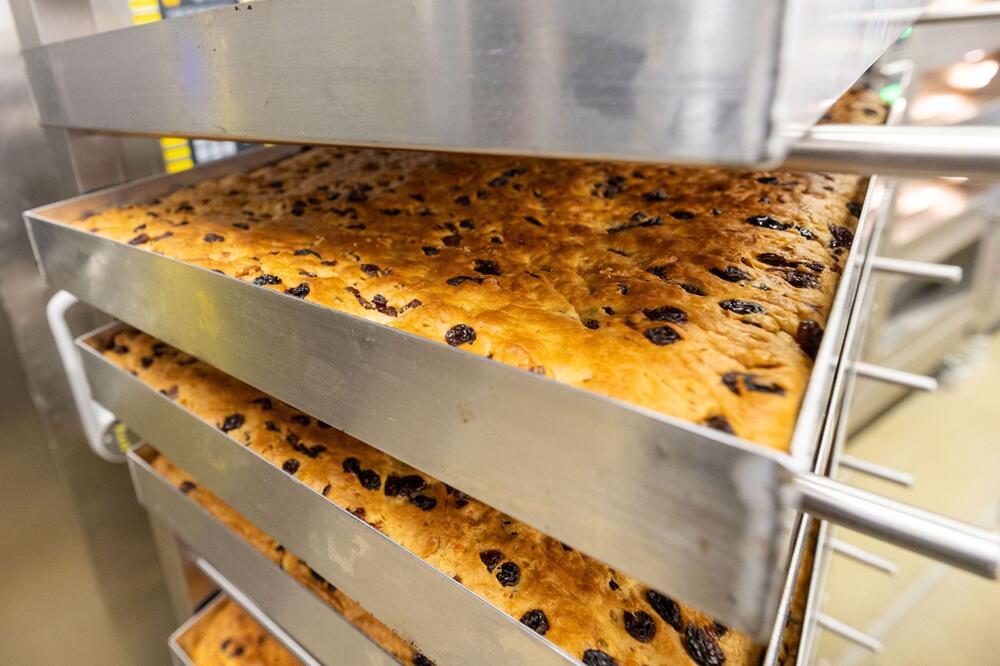 Backen der Stollenplatten für den Dresdner Riesenstollen