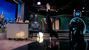 Baerbock macht Handstand bei Kebekus
