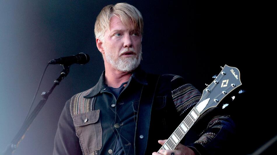 Sänger Josh Homme, hier bei Rock am Ring 2024, muss aufgrund einer Operation eine Tour-Pause ...