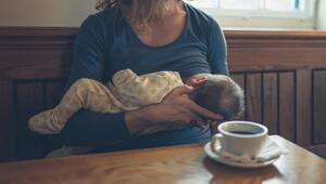 Mutter stillt Baby im Restaurant