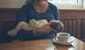 Mutter stillt Baby im Restaurant