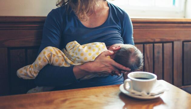 Mutter stillt Baby im Restaurant