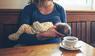 Mutter stillt Baby im Restaurant