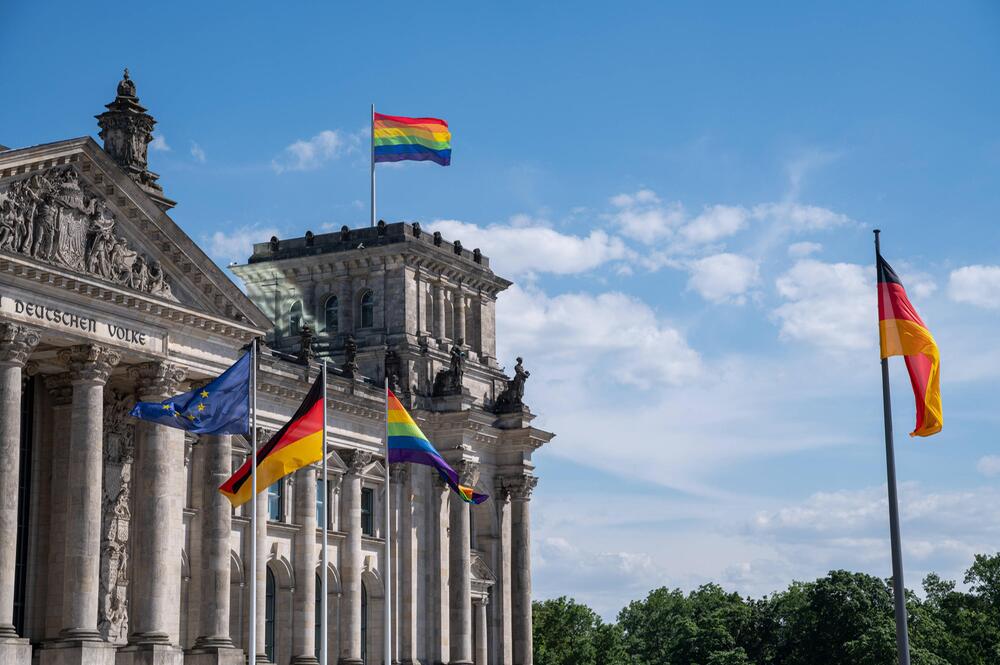 Die Regenbogenfahne am Reichstagsgebäude
