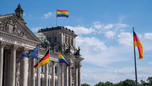 Die Regenbogenfahne am Reichstagsgebäude