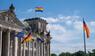 Die Regenbogenfahne am Reichstagsgebäude