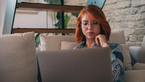 Frau schaut nachdenklich auf einen Laptop