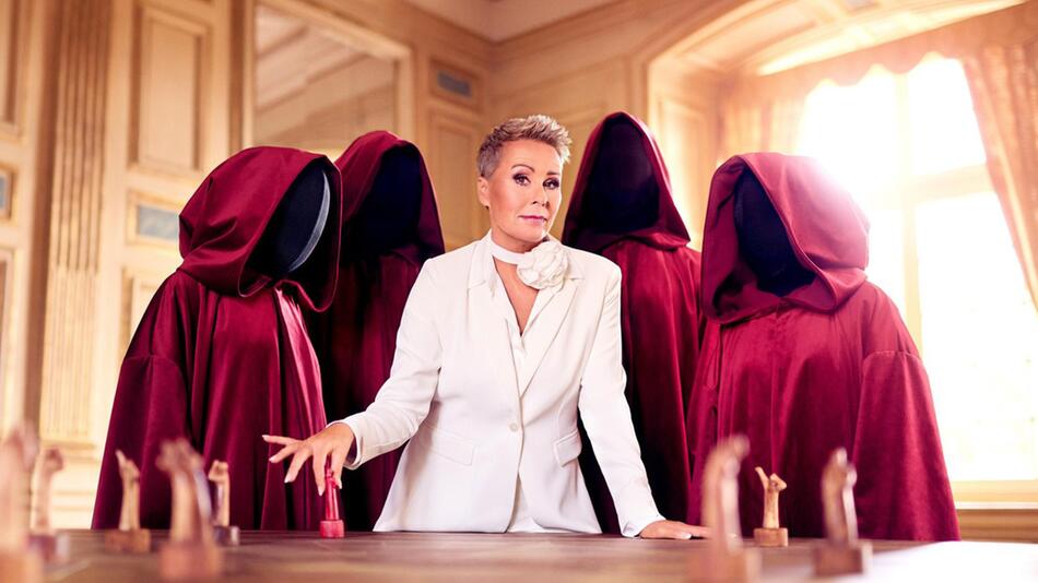 Sonja Zietlow führt zum dritten Mal durch "Die Verräter - Vertraue Niemandem!".
