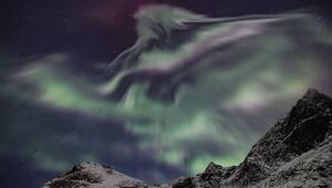 Polarlicht über den Berggipfeln am Flakstadpollen auf den Lofoten