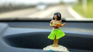 Eine Hula-Figur auf dem Armaturenbrett eines Autos