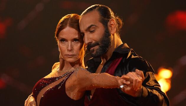 Ein Moment aus dem letzten TV-Tanz von Esther Schweins und Massimo Sinató im Wettbewerb von ...