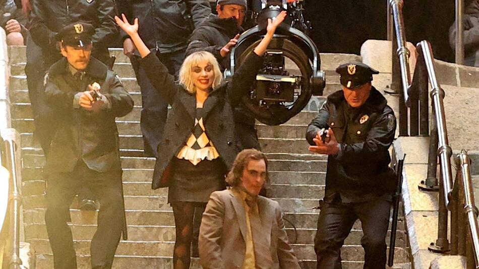 Joaquin Phoenix (vorne) und Lady Gaga als Joker und Harley Quinn beim Dreh zu "Joker: Folie à deux".