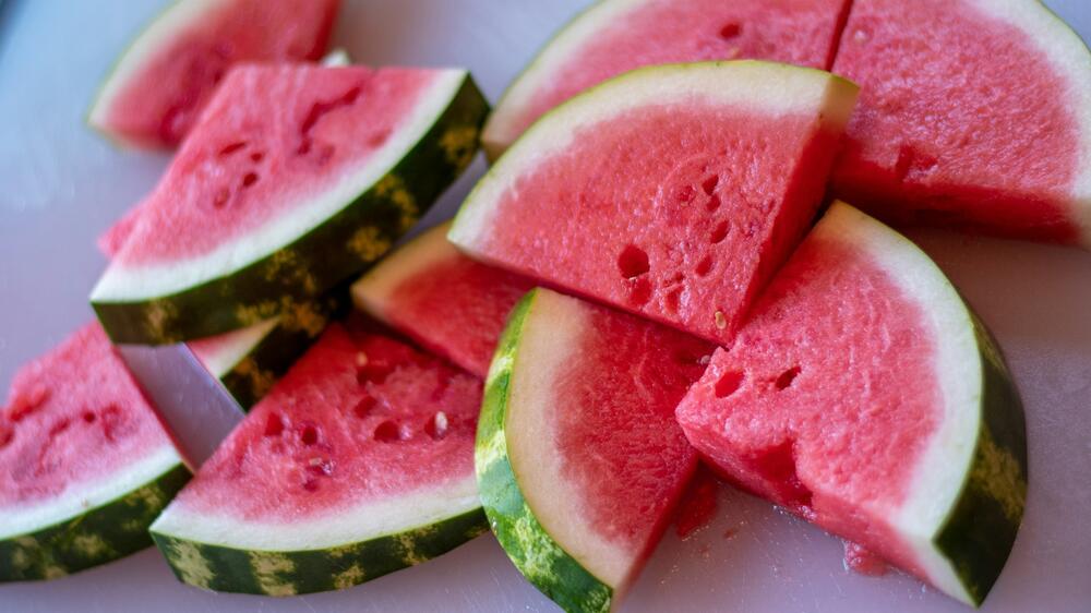 Du kannst auch Eis aus der Wassermelone machen.