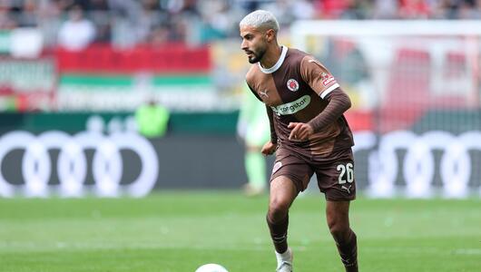 St. Paulis Torjäger Elias Saad führt den Ball im Duell beim FC Augsburg