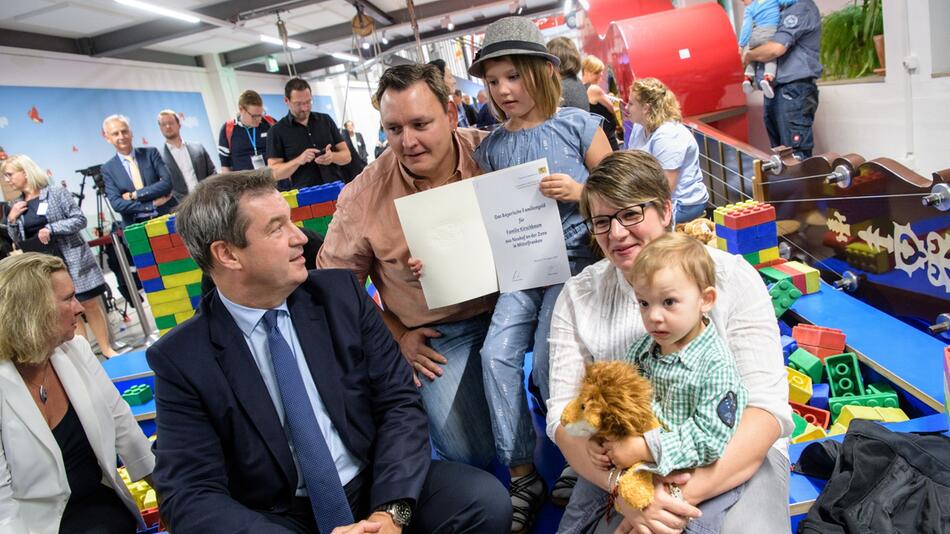 Söder überreicht Bewilligungsbescheide für Familiengeld