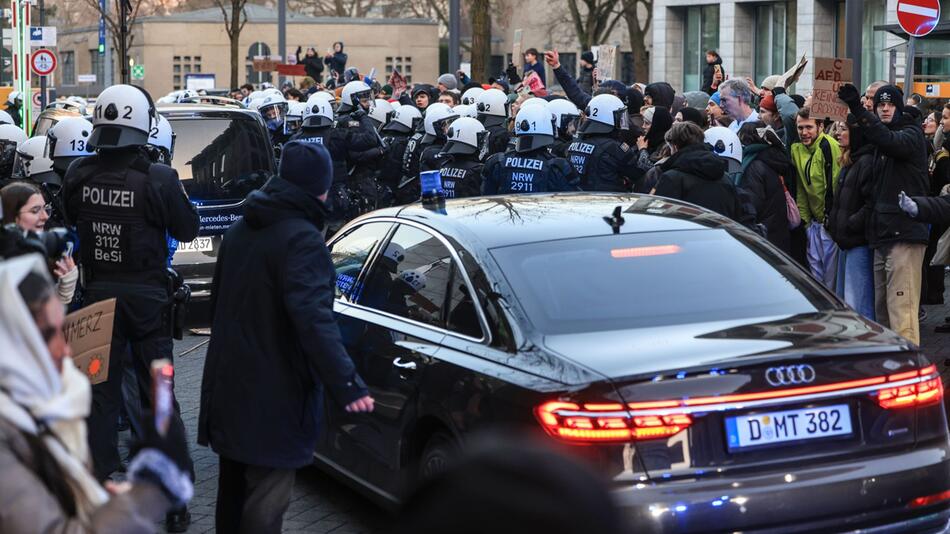 Merz und Wüst besuchen Krankenhaus - Demo