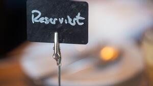 Ein Schild mit der Aufschrift "Reserviert" steht auf einem Tisch