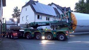 Schwerlast-Transport bleibt stecken - Waldems im Ausnahmezustand