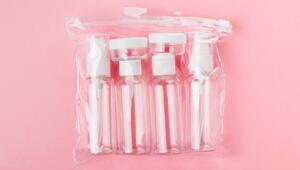 Beauty-Produkte für die nächste Reise mit Handgepäck zu packen, muss nicht kompliziert sein: Mit ...