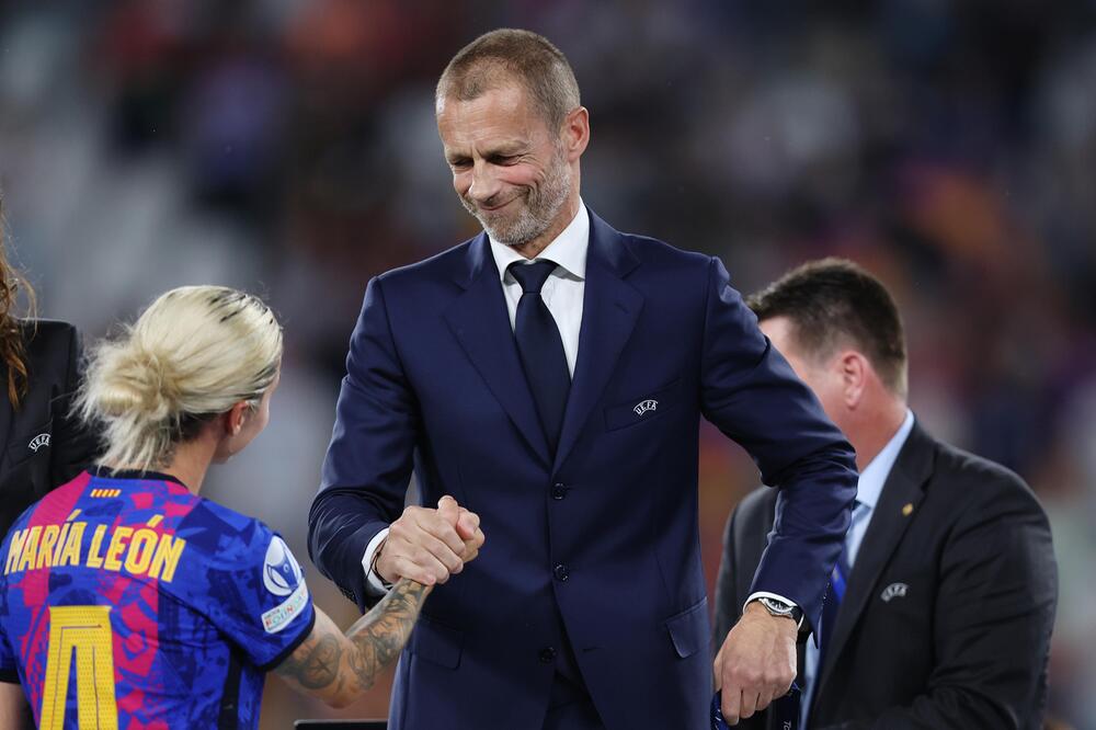 Uefa-Präsident Aleksander Ceferin zeichnet Maria Leon nach dem Champions-League-Finale aus