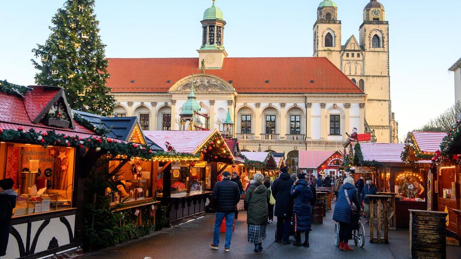 Buden öffnen auf dem Magdeburger Weihnachtsmarkt