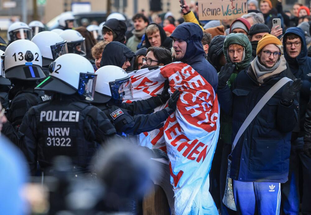 Merz und Wüst besuchen Krankenhaus - Demo