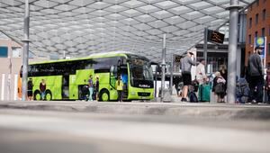 EIn Flixbis steht auf einem Omnibusbahnhof