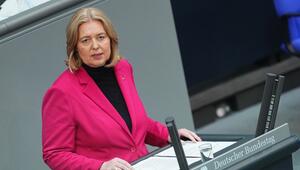 Bärbel Bas spricht im Plenarsaal im Bundestag zu den Abgeordneten