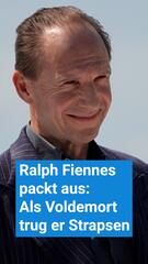 Ralph Fiennes verrät: Als Voldemort trug er Strapsen