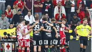 Die Spieler schirmten den Graz-Torwart für die weitere Behandlung ab