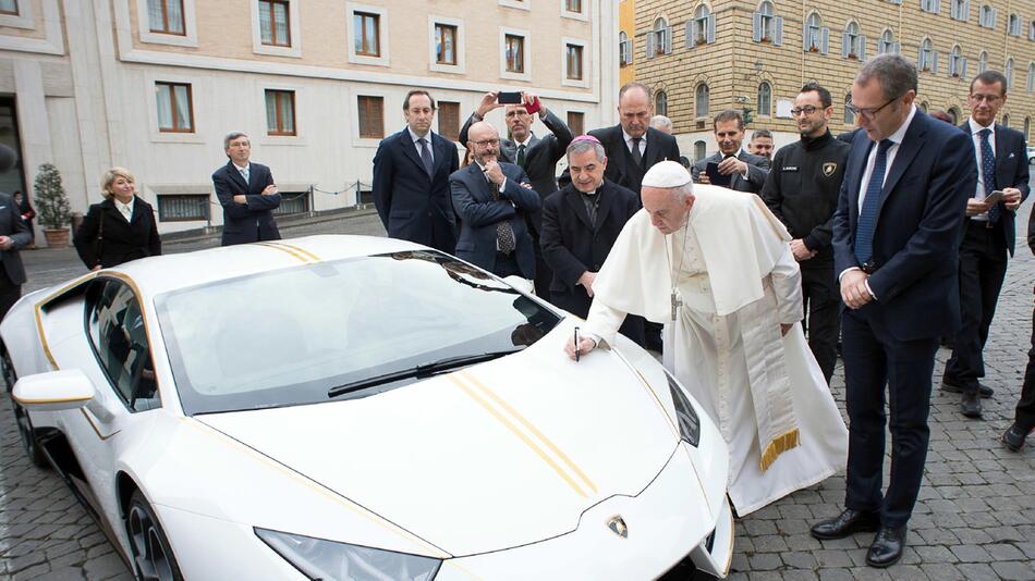 Papst-Lamborghini versteigert - fast 900 000 Euro Erlös