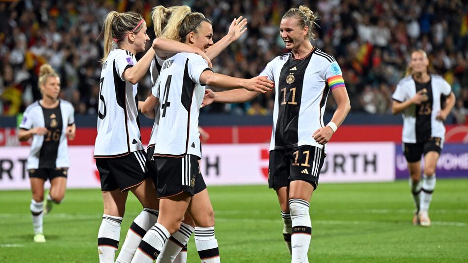 Deutschlands Frauen-Nationalmannschaft bejubelt ein Tor gegen Island