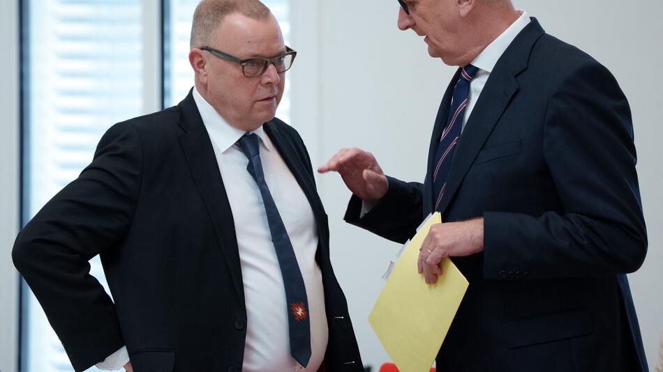 Ministerpräsident Woidke (r) und Innenminister Stübgen