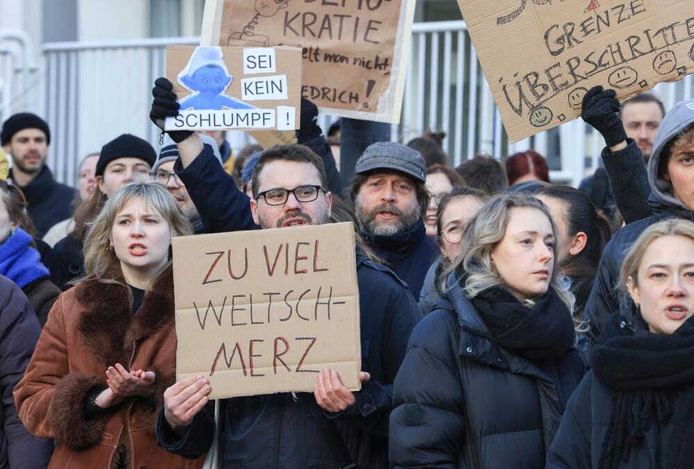 Merz und Wüst besuchen Krankenhaus - Demo