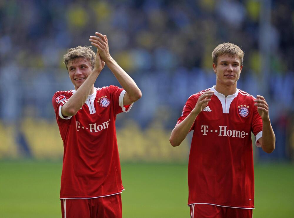 Thomas Müller und Holger Badstuber im September 2009.